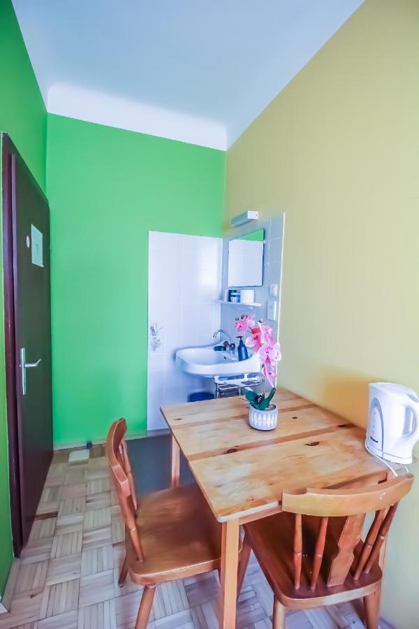 Economic 2Sb Apartment In Lively Area Vienna Esterno foto